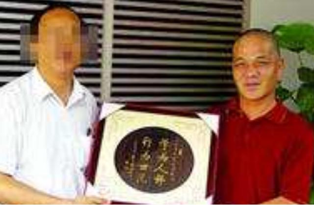 该消息提到九江市的一个黑社会犯罪集团被警方摧毁,有超过100余名组织