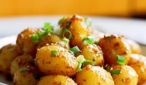 一盘椒盐小土豆,一口一个,感觉太美好了!_马铃薯