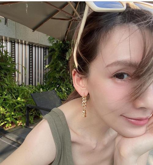 原创陈若仪在泳池边自拍,晒背影美照,kimi拍的?