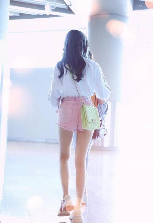 别再吐槽杨超越唱跳实力了,穿热裤大秀美腿,这腿长是