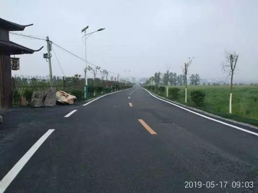 新划的公路标线桥梁防撞墙刷白供稿:澧县交通局 胡家军编辑:常德交通
