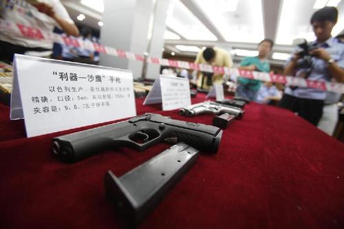 湖北破跨国贩枪案缴获世界名枪