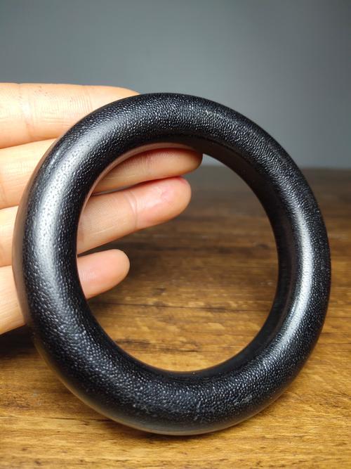 【宛古玉馨】古玩拍卖会所 【宝贝名称及介绍〕:旧藏黑不透犀牛角手镯