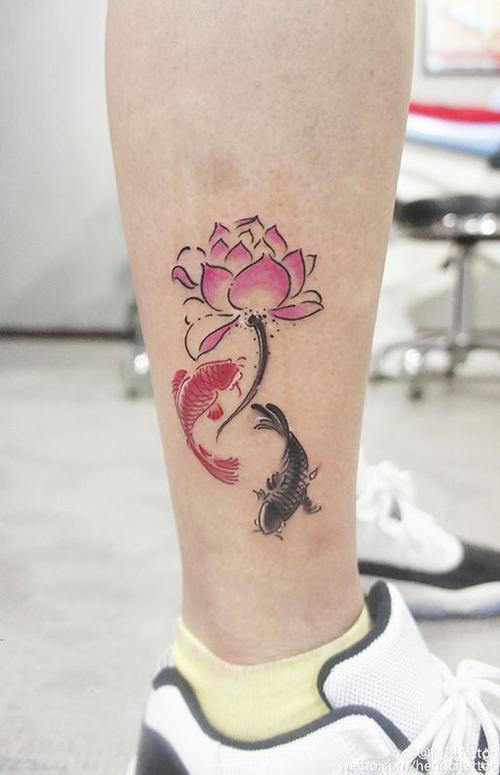 鱼跃在花间,腿部莲花和鲤鱼纹身