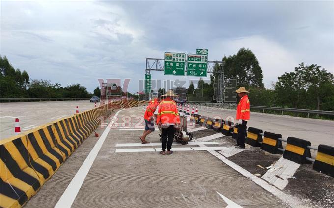 g75高速东波岭出入口标线划线