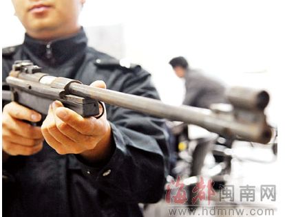 泉州服装厂保安路边垃圾桶捡到"冲锋枪"?(图)