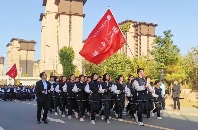 商丘工学院附属兴华学校高中部期中考试总结暨表彰大会