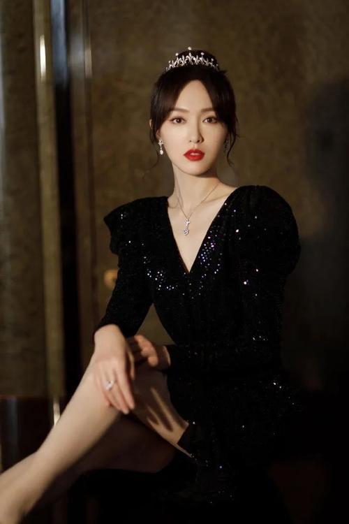 原创美女唐嫣穿黑裙深v秀白皙香肩!雪肤娇嫩性感迷人