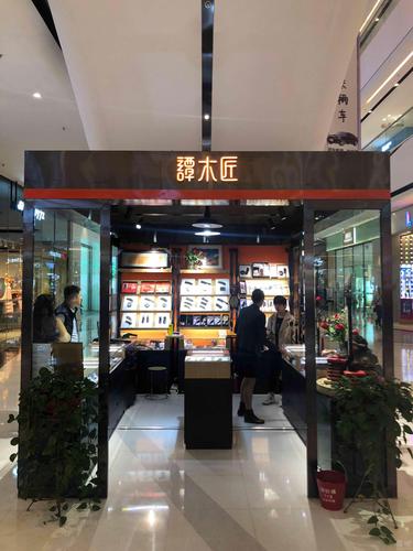 $谭木匠(00837)$ 门店总是在大型商场的显眼位置,公司