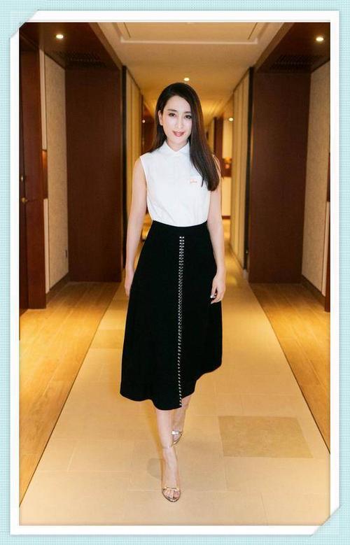 马苏长发披肩,黑白搭配的裙装从来不会出错,干净利落,脚上金色的金色