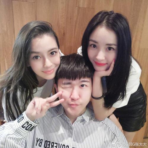 杨幂angelababy在张大大身后浅笑