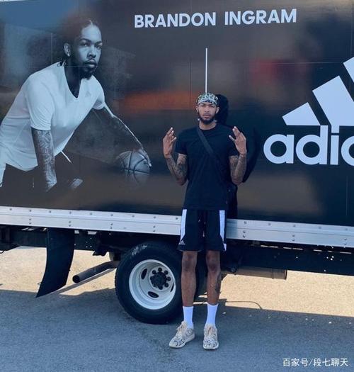 英格拉姆晒照,今夏增重明显,手臂粗壮,新赛季他会大.