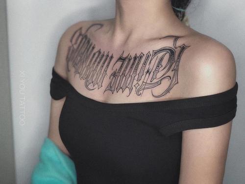 奇卡诺 花胸 花体字