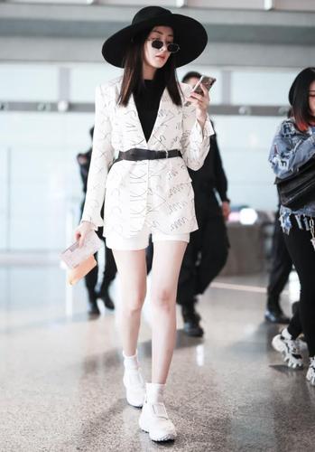 张天爱式穿搭:手绘西装 "酒杯运动鞋",好看得让人超羡慕!