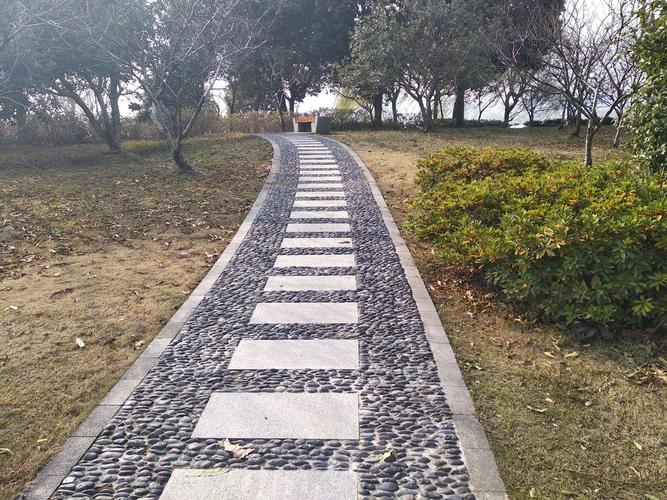 卵石与青石板园路