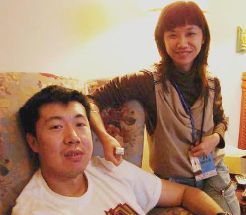 原创王治郅的眼光真好他29岁的二婚妻子周蕾脸蛋可爱而且身材姣好