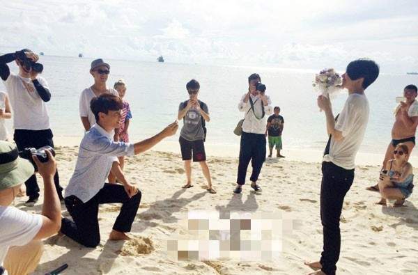 官宣才一个月,李承铉便在塞班岛正式向戚薇求婚