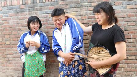 欢欢的童年:欢欢带着弟弟捡瓶子买冰棍,结果被妈妈逮到,结局真是太逗