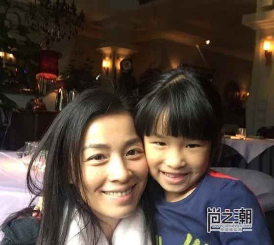 演员张庭晒儿女林家菱林秉翰合影 素颜出镜辣妈风范尽显