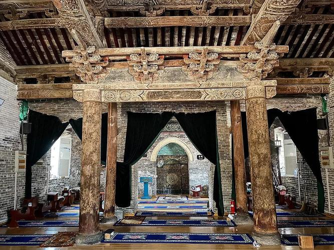 据传始建于明代,乾隆年间两次重修具有典型的中原清真寺建筑风格,是