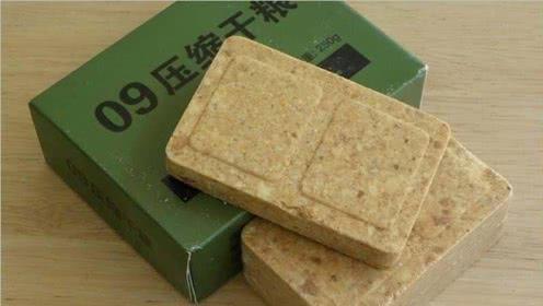 压缩饼干为什么那么"扛饿"?开水煮了30分钟,瞬间明白!