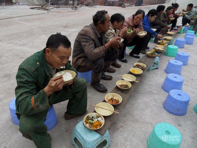 工地上的人多辛苦?吃个饭就能看出来
