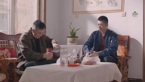 欧阳俊父亲跟夏拙,吕连长一起吃饭