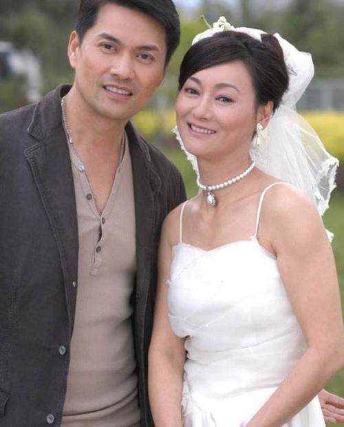 周海媚前夫迎娶白富美17年,17岁的儿子近照晒出