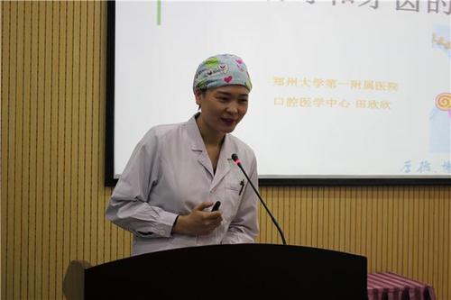 田欣欣医生形象生动地给孩子们讲关于牙齿的故事