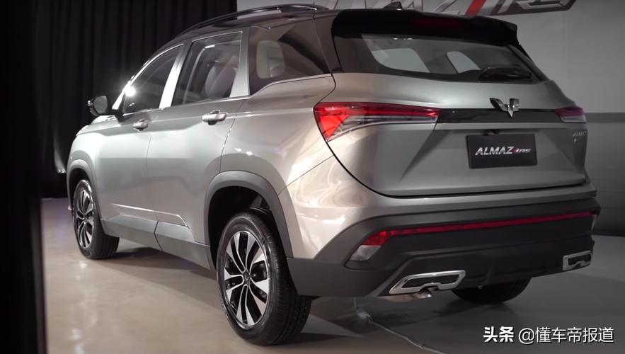 该车与国内市场上的宝骏530设计类似,换装了以五菱全球银标logo为主