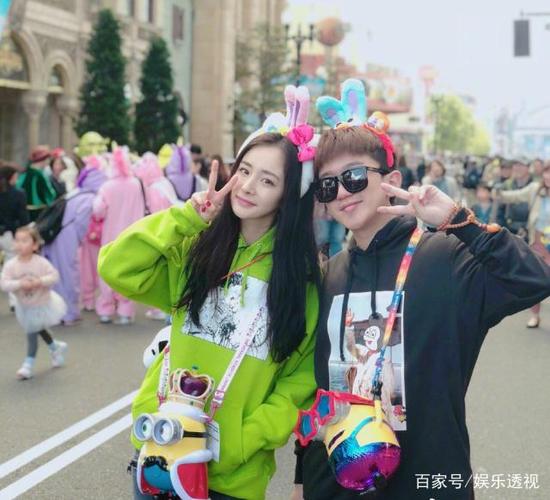 迪丽热巴与张大大帮杨幂宣传新剧,宣传语一个可爱一个