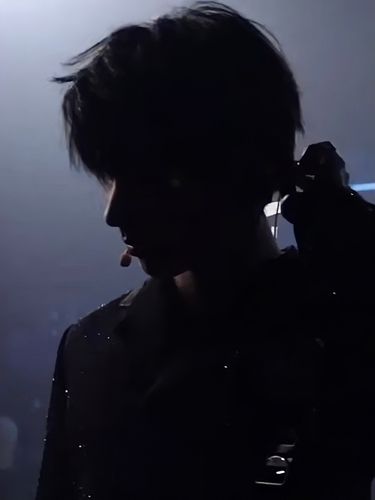 马嘉祺骨相真好,仅仅是一个轮廓or剪影氛围感就出来了