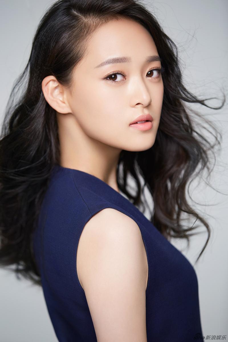 6 新浪娱乐讯 近日,90后女演员冯越曝光了一组ol系写真,照片中冯越