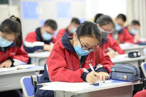 中小学生迎来"好消息",教育局重新调整上课时间,学生开怀大笑