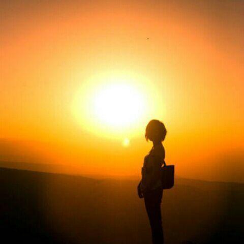 求一张侧站仰望太阳的女生头像.是情侣头像 和这张匹配.