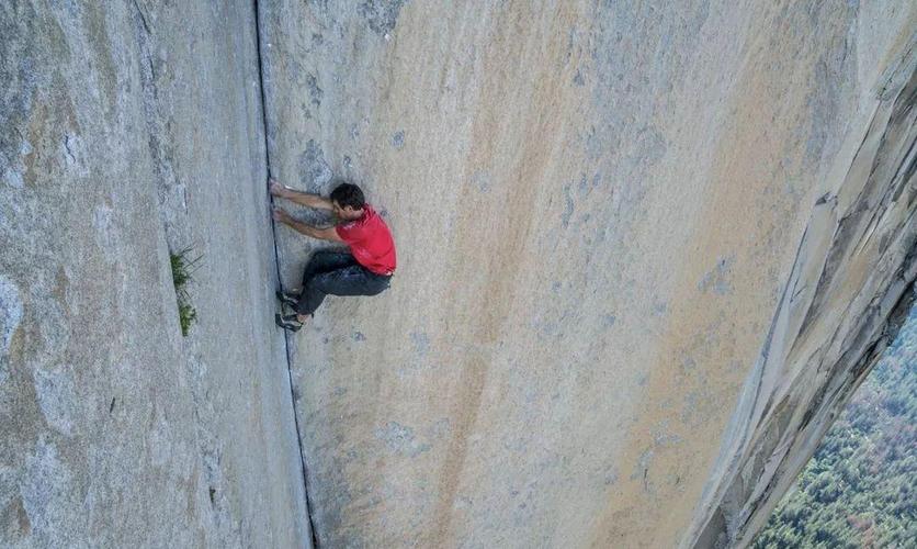 《徒手攀岩》:人生如攀岩,突破极限方能成事_亚历克斯