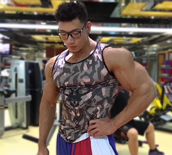 中国健美第一人鹿晨辉,肌肉维度真劲爆,人称"中国第一