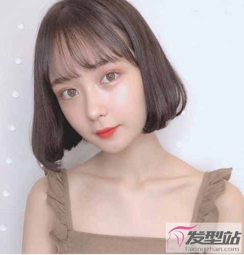 空气刘海 内扣短发,这样的发型衬得女生的脸型更加精致小巧,带妆的