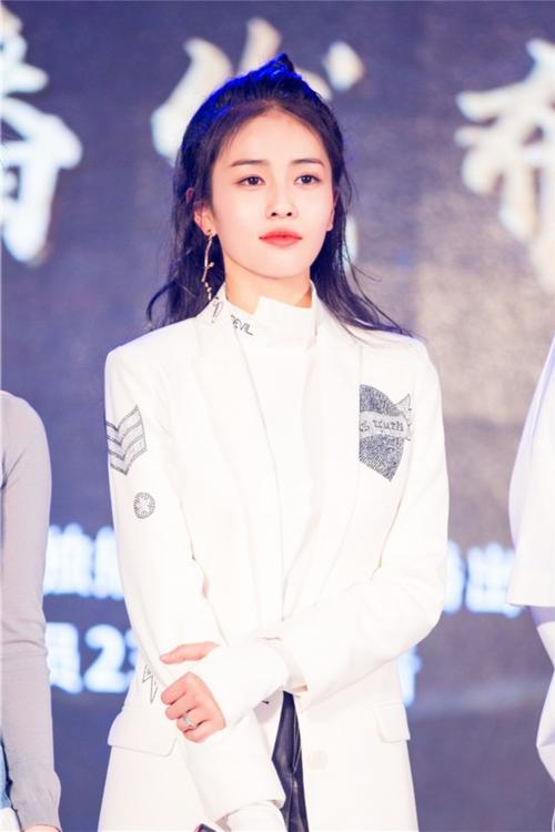 白鹿亮相《凤囚凰》发布会 一人饰两角颇具挑战