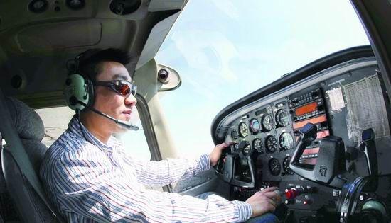 飞行爱好者驾飞机圆梦 操作专业如正规驾驶员(组图)