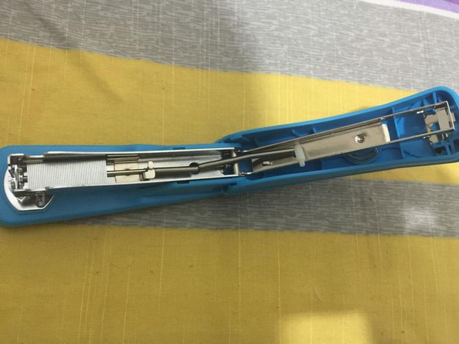 订书机长弹簧 掉了怎么安装?