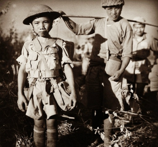 一组中国抗日娃娃兵与二战期间日本娃娃兵德国娃娃兵的对比照