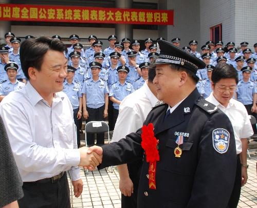 深圳市公安局龙岗分局喜获"全国优秀公安局"殊荣(图)