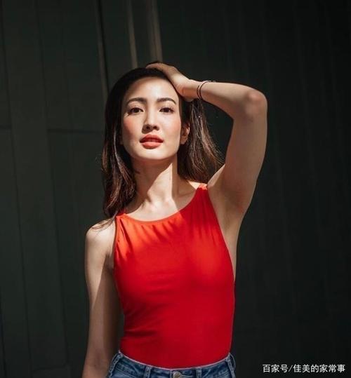 欣赏泰国明星"道妹"私服,穿着蕾丝紧身裙干净优雅,身材比例