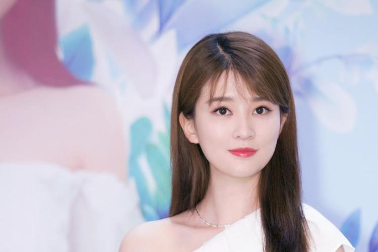 25岁的乔欣好嫩,白色休闲裤搭配牛仔外套,网友:秒变高校生