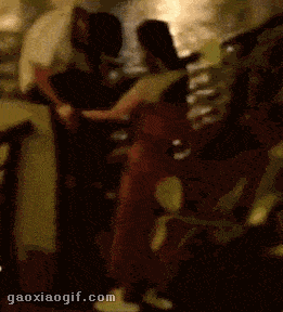 搞笑gif动态图:男子喝醉街头,被霸气女友捡尸扛走!