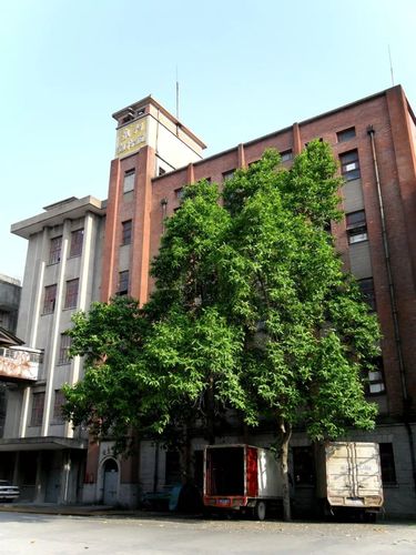 改革开放前,泉州面粉厂大楼是泉州        ,如今已成为源和1916创意