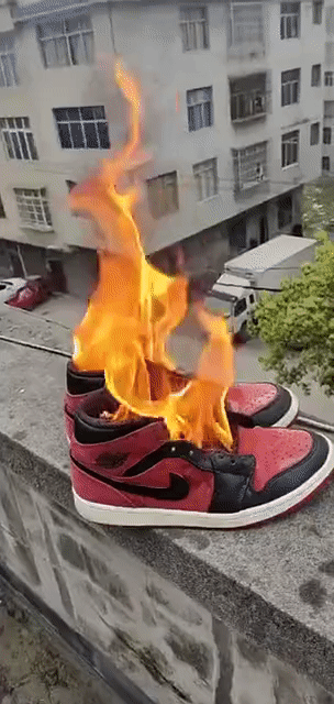 这些"爱国者":剪耐克衣服,烧鞋,骂售货员,阻拦顾客进