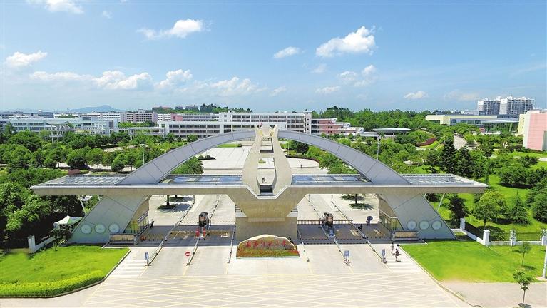 赣南师范大学校门.
