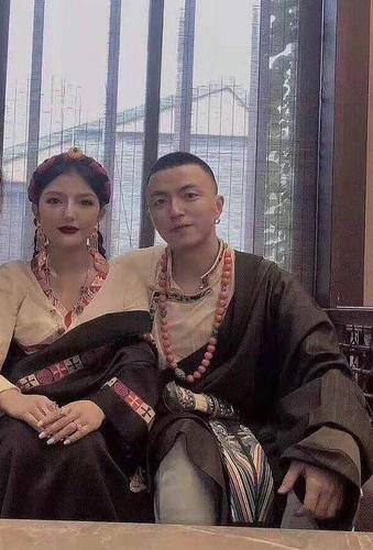 《青你2》说唱导师jonyj,看完他老婆的穿搭,哪个选手